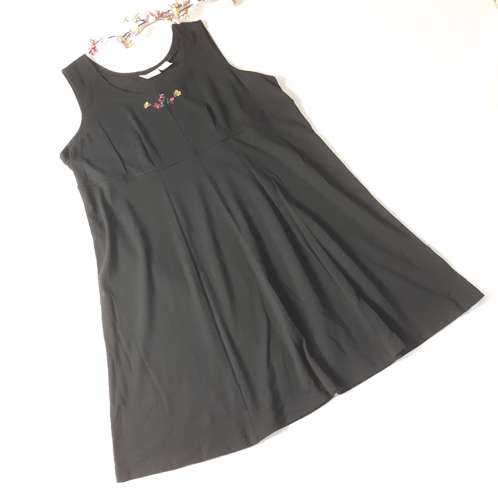 NWT New Elizabeth Embroidered Sleeveless Dress
